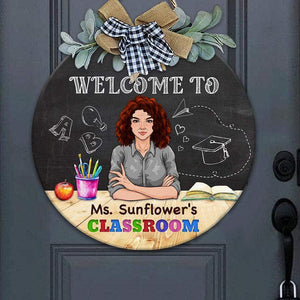 GeckoCustom Welcome To Classroom Teacher Wooden Door Sign With Wreath HN590