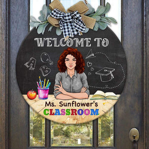 GeckoCustom Welcome To Classroom Teacher Wooden Door Sign With Wreath HN590