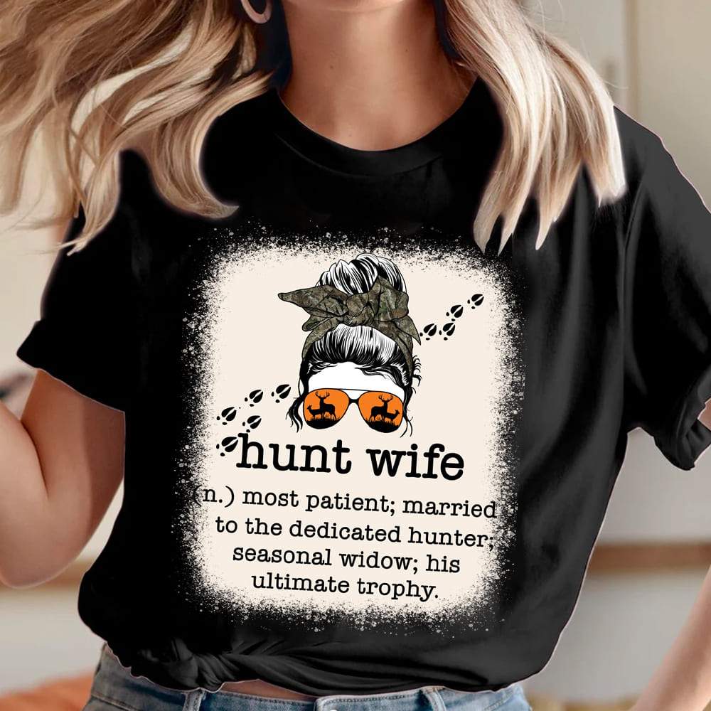 GeckoCustom Hunt Wife Definition Ultimate Trophy Wife Hunting Shirt, Gift For Hunt Wife HN590 Basic Tee / Black / S